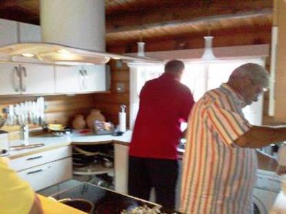 Et billede, der indeholder person, indendørs, køkken, mand

Automatisk genereret beskrivelse